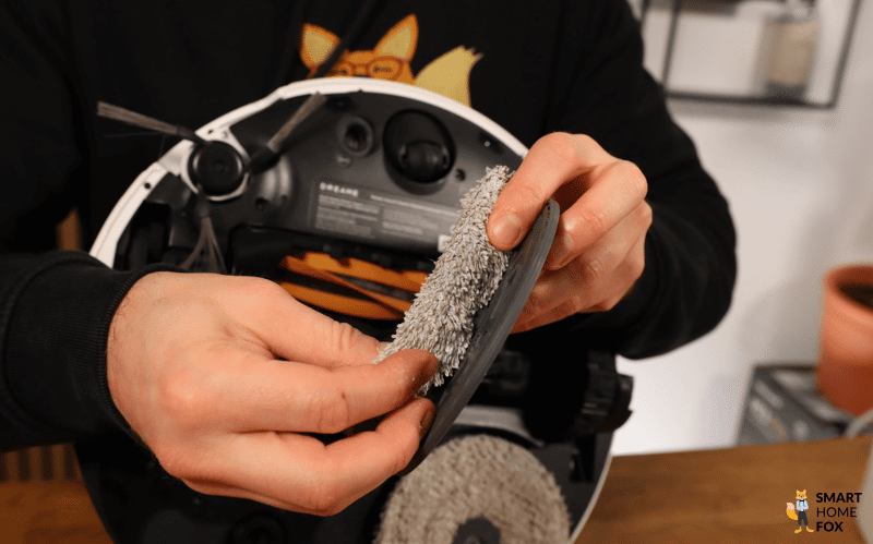 Die Wischtechnologie des Dreame X50 Ultra ist zu sehen von der Unterseite.